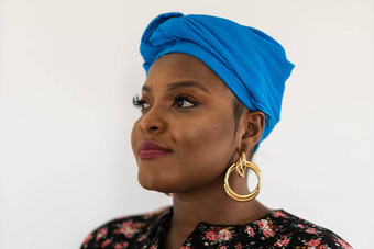 肖像快乐的非洲美国女人头巾头巾白色墙快乐微笑夫人穿传统的非洲围巾