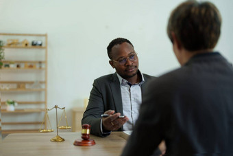 非洲美国律师律师讨论合同业务协议法律公司办公室业务人使交易文档法律正义建议服务概念