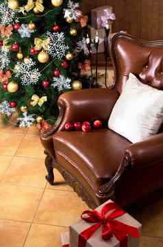 生活房间房子装饰圣诞节圣诞节树装饰假期很多礼物舒适的皮革扶手椅圣诞节树复古的扶手椅房子