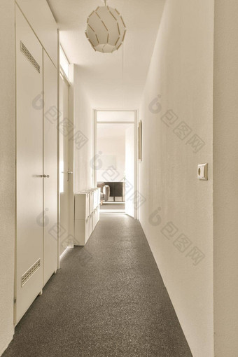 走廊地毯的地板上白色<strong>门</strong>