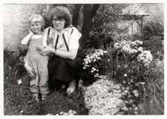 古董照片显示女人小女孩花园假期夏季复古的黑色的白色摄影约