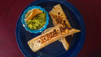 墨西哥早餐玉米煎饼牛肉machaca蛋新鲜的鳄梨色拉酱
