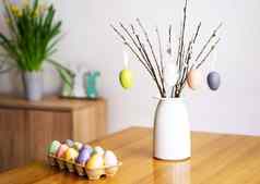复活节装饰花束柳树分支机构彩色的鸡蛋花兔子