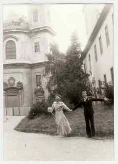 古董照片显示年轻的新婚夫妇新娘夫妇前面教堂复古的黑色的白色摄影约