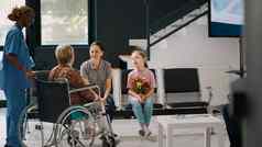 上了年纪的病人轮椅会议家庭医院等待房间