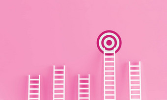 粉红色的梯成就粉红色的墙工作室背景愿望激励进步女商人概念