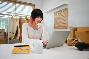 微笑亚洲女在线卖方移动PC检查客户订单电子邮件网站首页办公室