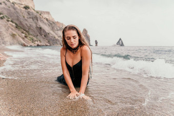 女人夏天旅行海快乐旅游黑色的衣服享受采取图片在户外记忆女人旅行者摆姿势海海滩包围火山山分享旅行冒险<strong>旅程</strong>