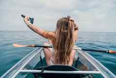 女人皮艇回来视图快乐年轻的女人长头发浮动透明的皮艇水晶清晰的海夏天假期假期快乐的女人放松有趣的船