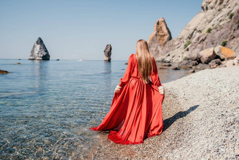 女人旅行海快乐旅游红色的衣服享受采取图片在户外记忆女人旅行者摆姿势岩石海湾包围火山山分享旅行冒险旅程