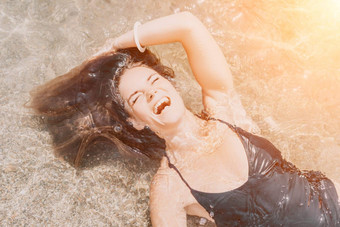 女人夏天旅行海快乐旅游享受采取图片在户外记忆女人旅行者摆姿势海滩海包围火山山分享旅行冒险旅程