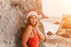 女人夏天旅行海快乐旅游红色的比基尼圣诞老人他享受采取图片在户外记忆女人旅行者摆姿势海滩包围火山山分享旅行快乐