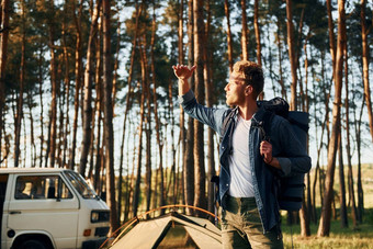 位置男人。旅行森林白天夏天