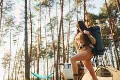 站帐篷女人旅行森林白天夏天