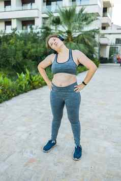 可爱的脂肪女人运动服订婚了健身户外一边视图肖像复制空间年轻的超重女人弓步在户外温暖的夏天一天健康的生活方式重量损失