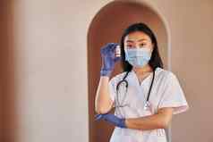 科维德疫苗年轻的亚洲女人站在室内