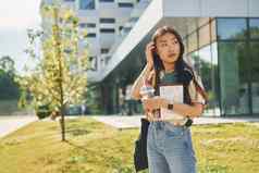 站草年轻的亚洲女人在户外白天