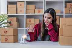 启动小业务企业家锻造亚洲女人包装布盒子肖像年轻的亚洲小业务老板首页办公室在线出售市场营销交付锻造电子商务电话销售概念