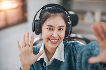 亚洲女孩学生<strong>在线</strong>学习类研究<strong>在线</strong>视频调用变焦老师快乐亚洲女孩学习英语语言<strong>在线</strong>电脑移动PC