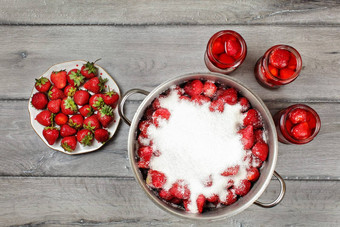 桌面视图大钢能草莓覆盖<strong>水晶</strong>糖烧瓶水果糖浆板自制的草莓<strong>苹果</strong>酱准备