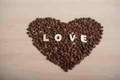 特写镜头咖啡豆子形状心登记爱