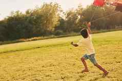 玩风筝非洲美国孩子有趣的场夏天白天