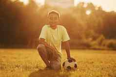 坐在足球球非洲美国孩子有趣的场夏天白天