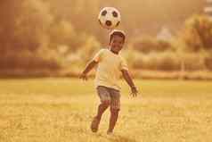 戏剧足球非洲美国孩子有趣的场夏天白天
