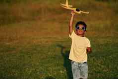 复古的风格飞行员太阳镜非洲美国孩子有趣的场夏天白天