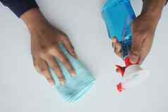手蓝色的橡胶手套持有喷雾瓶复制空间