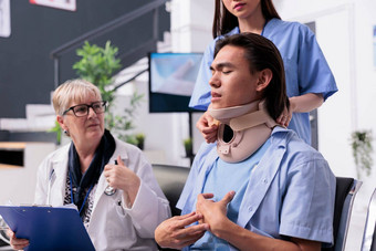 医疗工作人员帮助亚洲病人脖子撑删除颈脖子领受伤事故