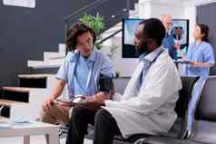 非洲美国医生高血压检查眼压计医院等待区域
