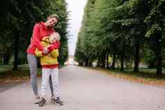 妈妈。儿子站拥抱公园秋天快乐妈妈。玩儿子公园妈妈。拥抱儿子站森林秋天