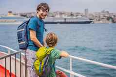 快乐爸爸儿子游客享受海渡船船穿越横跨博斯普鲁斯海峡伊斯坦布尔夏天旅行伊斯坦布尔旅行孩子们概念