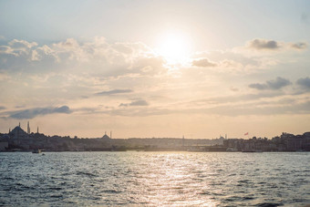 伊斯坦布尔日落火鸡旅游船帆金角夏天美丽的阳光明媚的视图伊斯坦布尔海滨清真寺概念旅行旅游假期伊斯坦布尔火鸡突厥语