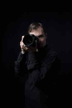 低关键肖像专业摄影师相机黑暗复制空间