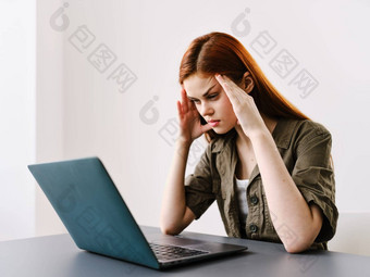 伤心女人坐在深思熟虑工作移动PC思考完成任务