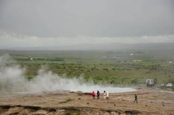 空中视图集团人圆柱体喷泉冰岛