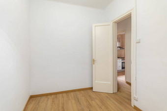 空白色房间前面通过视图舒适的厨房木层压板公寓概念准备家具乔迁庆宴Copyspace