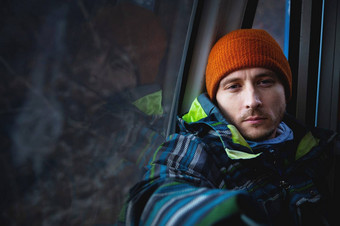 肖像年轻的男人。攀爬前小屋电缆车滑雪度假胜地背景山一边镜子反射