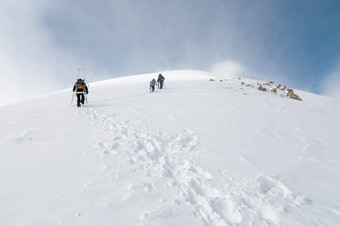 登山者走雪脊滑雪板背包滑雪攀爬跟踪freeride-descent边远地区滑雪者滑雪免费的骑手爬坡深雪粉
