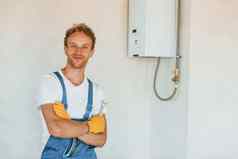 修复水加热器年轻的男人。工作统一的建设白天