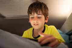 年轻的男孩平板电脑房车路旅行假期孩子享受露营者室内晚上活跃的家庭假期