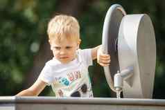 快乐男孩戏剧水利用城市公园特殊的水设备孩子们的游戏热夏天一天在户外