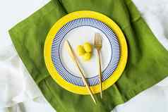 节日表格设置明亮的餐巾黄色的蓝色的盘子餐具黄色的巧克力鸡蛋美丽的表格设计