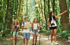 地图孩子们漫步森林旅行设备