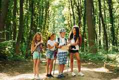 周末活动孩子们漫步森林旅行设备