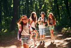 女孩孩子们漫步森林旅行设备