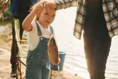 父亲儿子女儿钓鱼在户外夏季