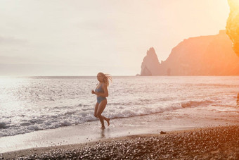运行女人夏天海滩女人慢跑海滩日出软光早....太阳照明沙子海唤起感觉更新能源健康